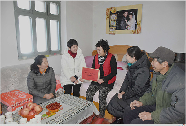 敦煌市郭家堡镇：发放“两癌”救助金 心系群众暖人心