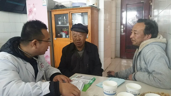 敦煌市郭家堡镇：开展健康扶贫冬季暖心服务活动