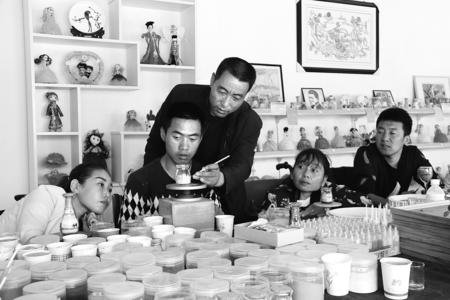 【图片新闻】庆阳市涌泉文化残疾人创业就业基地工人制作手工