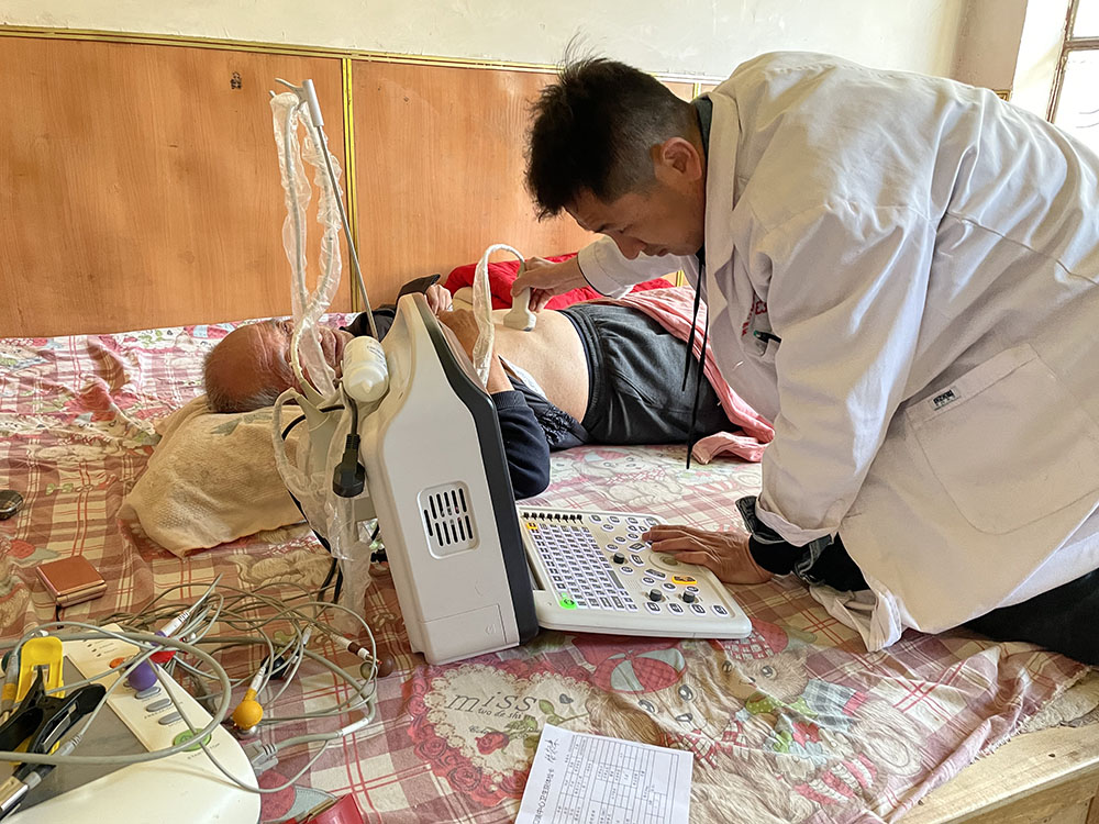 医疗志愿者“上门服务”，让行动不便老年人更有“医”靠